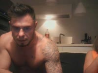 Sportieve jonge man die de vruwzen wil verwennen