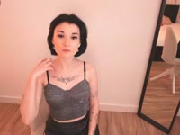 Hi! I’m someone who loves light, warmth, and genuine conversations. I adore the feeling of freedom, beautiful aesthetics, and those moments when you can just be yourself. I enjoy experimenting with looks, creating moods, and sharing energy through the frame.