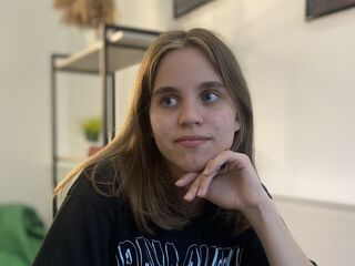 hot cam girl fingering shaved pussy MelisaVonk