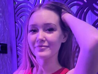 girl showing tits AddieRunk