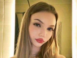 topless cam girl DiannaLoiseau