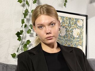 webcam strip tease show DonellaAndra