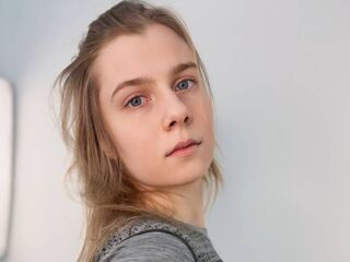 camwhore fingering shaved pussy DonnettaLorino