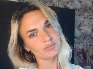 fingering webcamgirl EllieMaryn