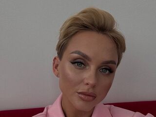 girl shaving pussy LanaDeFill