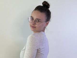 naughty cam girl fingering shaved pussy LarraineKaber