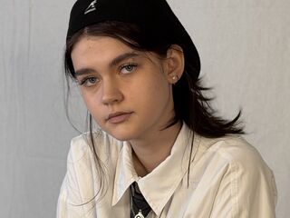 camwhore fingering shaved pussy LeannMolineaux