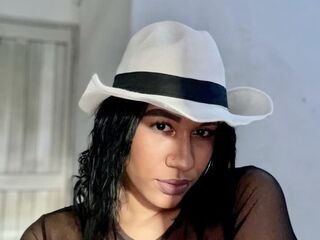 topless webcamgirl MarihannaMour