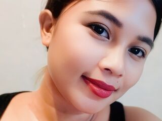 girl showing pussy MeaBella