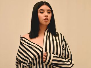 camgirl masturbating with dildo SaraBraunn