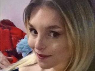 naughty cam girl fingering shaved pussy SaraRachel