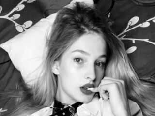 naughty cam girl fingering shaved pussy SofiaRoud