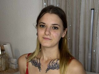 cam girl playing with dildo SuzyMiu
