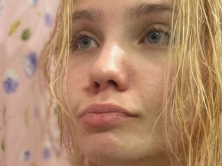 sexy webcamgirl YallyGreen